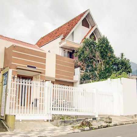 Hotel Reddoorz At Wr Supratman Batu Batu  Exterior foto