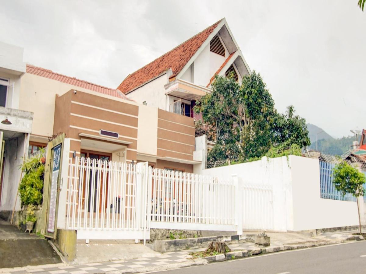Hotel Reddoorz At Wr Supratman Batu Batu  Exterior foto