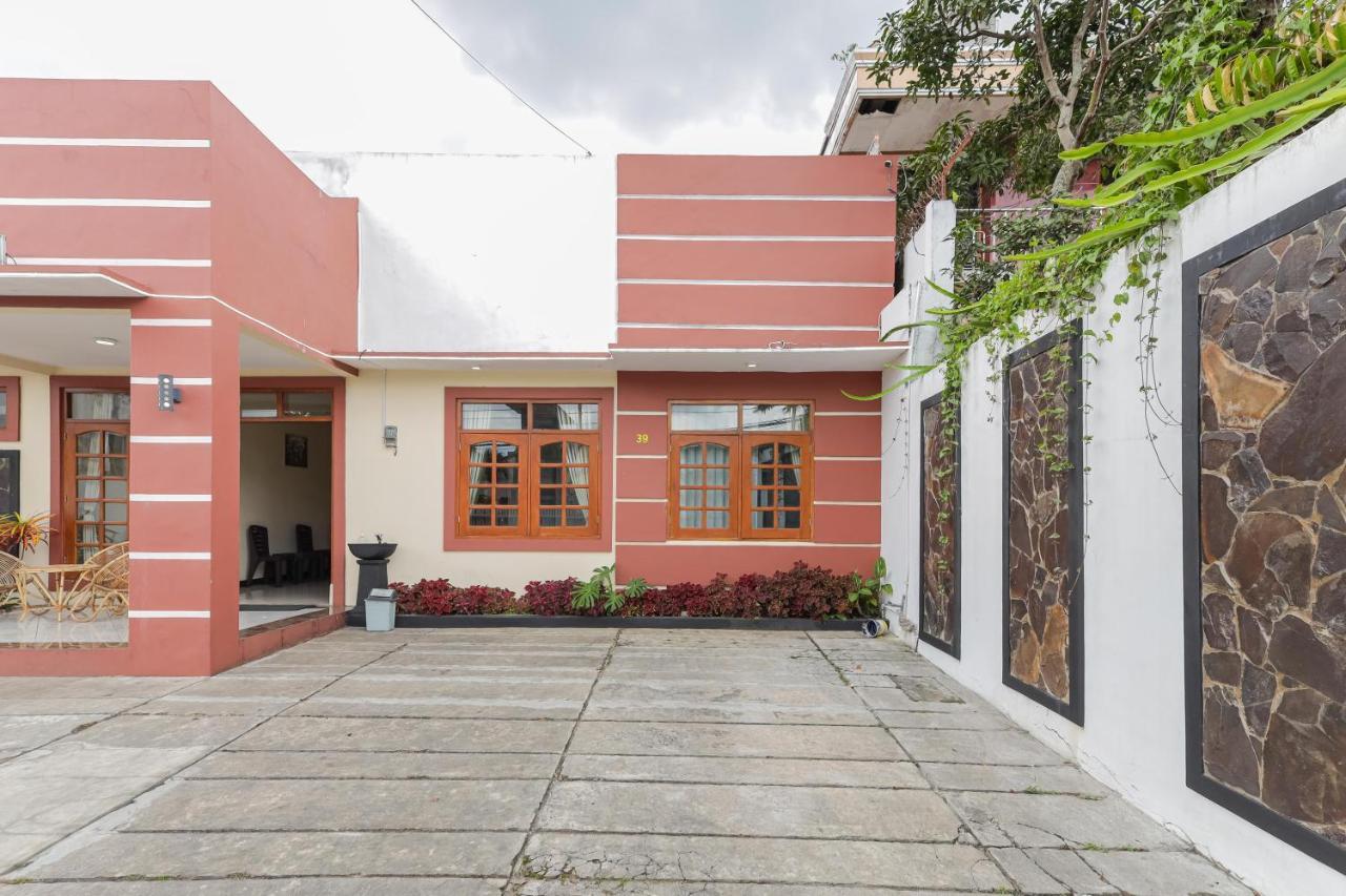 Hotel Reddoorz At Wr Supratman Batu Batu  Exterior foto